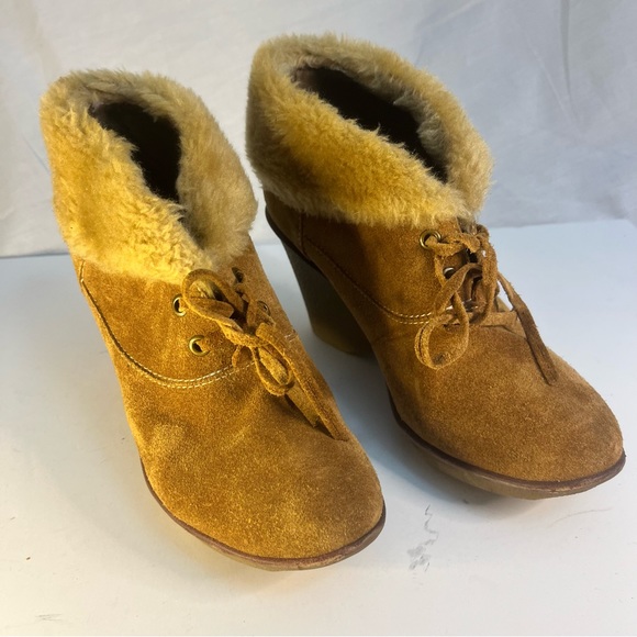 B MAKOWSKY Nellie Leather / Faux Fur Upper Wedge Booties size 6.5 - Picture 3 of 13